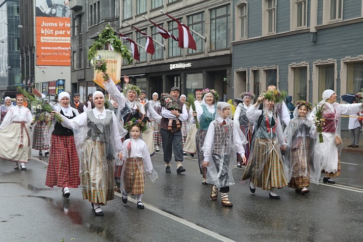 Rīdzinieki skata dziesmu un deju svētku dalībnieku gājienu Rīgā - «Novadu dižošanās» 338828