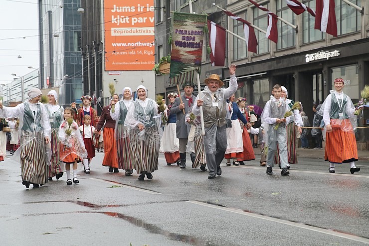 Rīdzinieki skata dziesmu un deju svētku dalībnieku gājienu Rīgā - «Novadu dižošanās» 338830