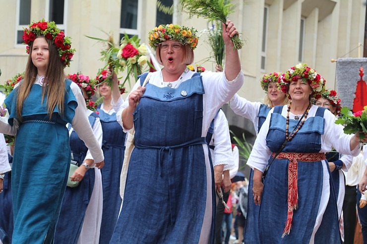 Rīdzinieki skata dziesmu un deju svētku dalībnieku gājienu Rīgā - «Novadu dižošanās» 338750