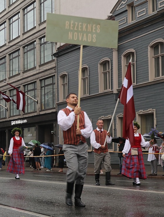 Rīdzinieki skata dziesmu un deju svētku dalībnieku gājienu Rīgā - «Novadu dižošanās» 338831