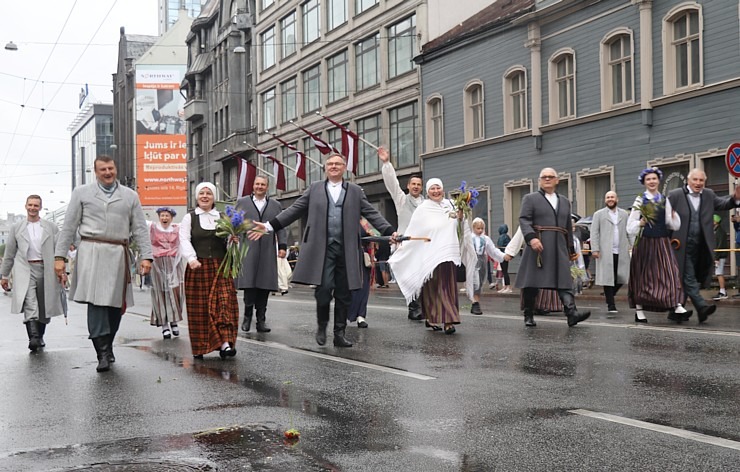 Rīdzinieki skata dziesmu un deju svētku dalībnieku gājienu Rīgā - «Novadu dižošanās» 338832