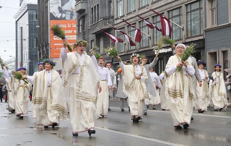 Rīdzinieki skata dziesmu un deju svētku dalībnieku gājienu Rīgā - «Novadu dižošanās» 338833