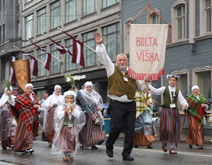 Rīdzinieki skata dziesmu un deju svētku dalībnieku gājienu Rīgā - «Novadu dižošanās» 338835