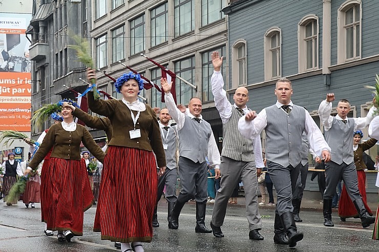 Rīdzinieki skata dziesmu un deju svētku dalībnieku gājienu Rīgā - «Novadu dižošanās» 338836