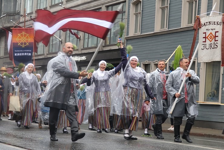 Rīdzinieki skata dziesmu un deju svētku dalībnieku gājienu Rīgā - «Novadu dižošanās» 338837