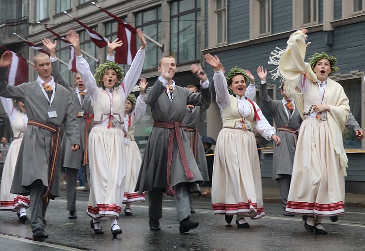 Rīdzinieki skata dziesmu un deju svētku dalībnieku gājienu Rīgā - «Novadu dižošanās» 338839