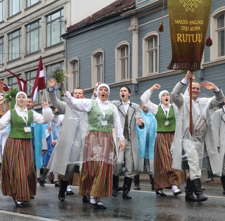 Rīdzinieki skata dziesmu un deju svētku dalībnieku gājienu Rīgā - «Novadu dižošanās» 338840
