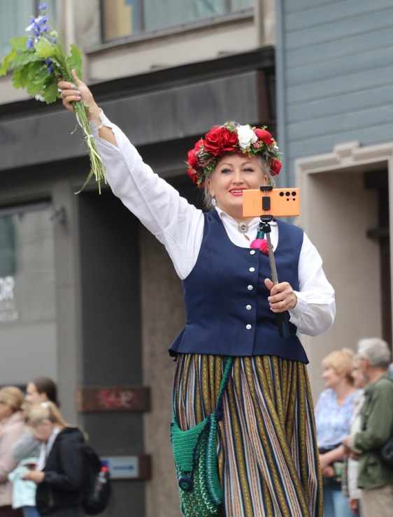 Atpazīsti savējos dziesmu un deju svētku dalībnieku gājienu Rīgā - «Novadu dižošanās» 338991