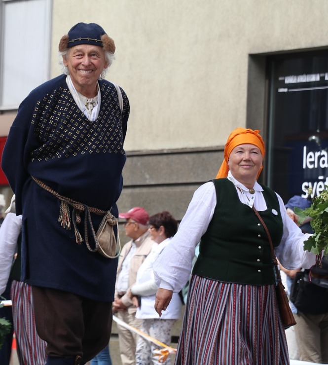Atpazīsti savējos dziesmu un deju svētku dalībnieku gājienu Rīgā - «Novadu dižošanās» 338906