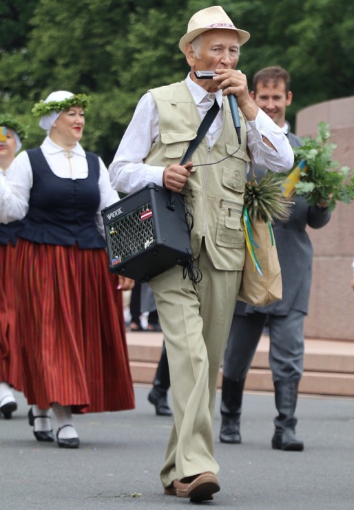 Atpazīsti savējos dziesmu un deju svētku dalībnieku gājienu Rīgā - «Novadu dižošanās» 338907