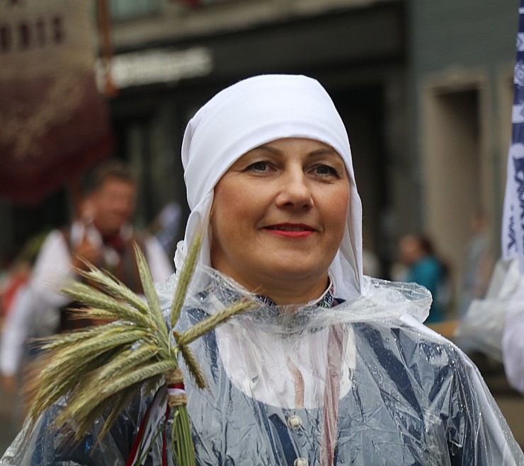 Atpazīsti savējos dziesmu un deju svētku dalībnieku gājienu Rīgā - «Novadu dižošanās» 338893