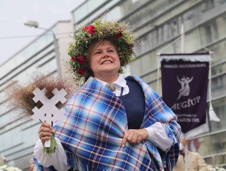 Atpazīsti savējos dziesmu un deju svētku dalībnieku gājienu Rīgā - «Novadu dižošanās» 338912