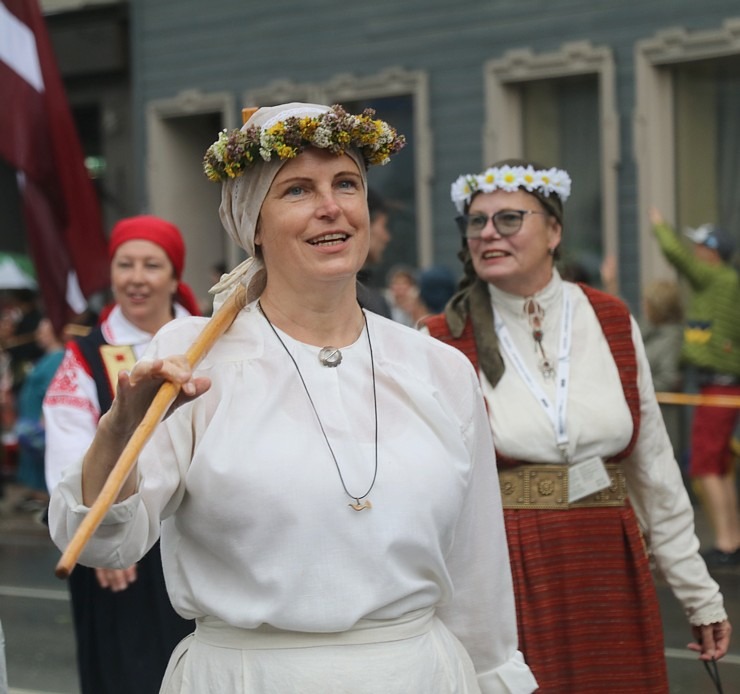 Atpazīsti savējos dziesmu un deju svētku dalībnieku gājienu Rīgā - «Novadu dižošanās» 338913