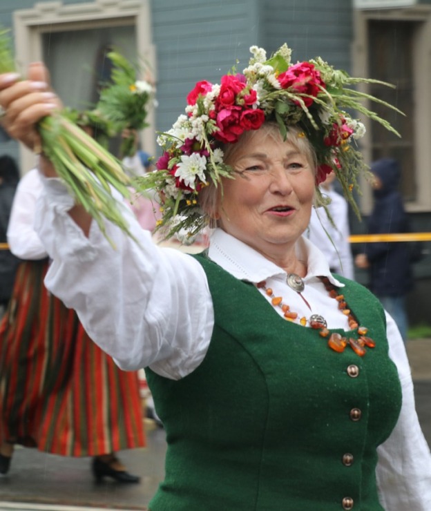 Atpazīsti savējos dziesmu un deju svētku dalībnieku gājienu Rīgā - «Novadu dižošanās» 338915