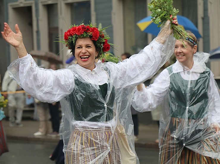 Atpazīsti savējos dziesmu un deju svētku dalībnieku gājienu Rīgā - «Novadu dižošanās» 338917
