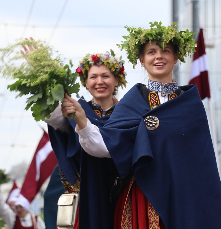 Atpazīsti savējos dziesmu un deju svētku dalībnieku gājienu Rīgā - «Novadu dižošanās» 338919