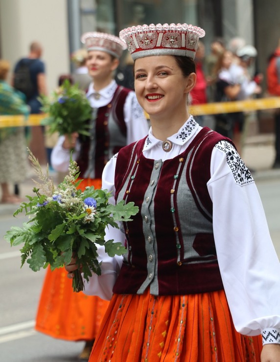 Atpazīsti savējos dziesmu un deju svētku dalībnieku gājienu Rīgā - «Novadu dižošanās» 338920