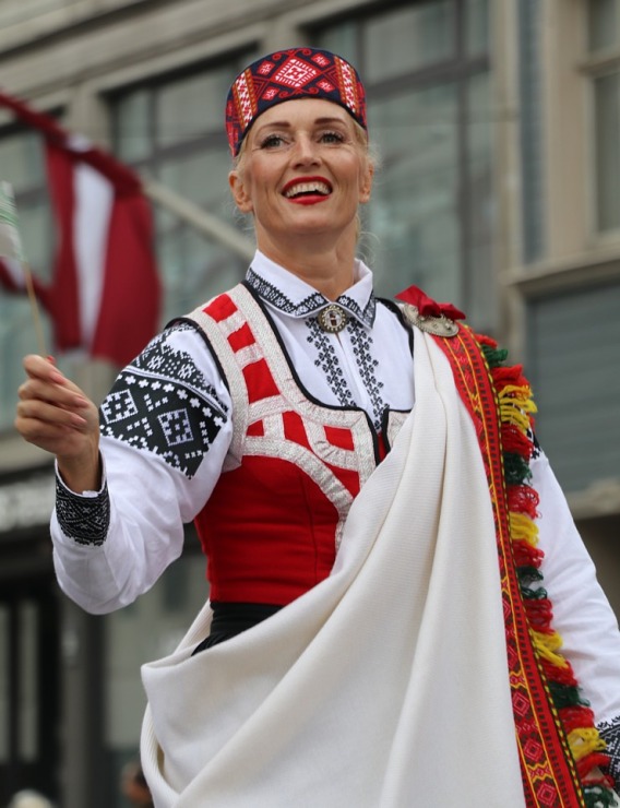 Atpazīsti savējos dziesmu un deju svētku dalībnieku gājienu Rīgā - «Novadu dižošanās» 338922