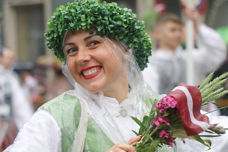 Atpazīsti savējos dziesmu un deju svētku dalībnieku gājienu Rīgā - «Novadu dižošanās» 338923