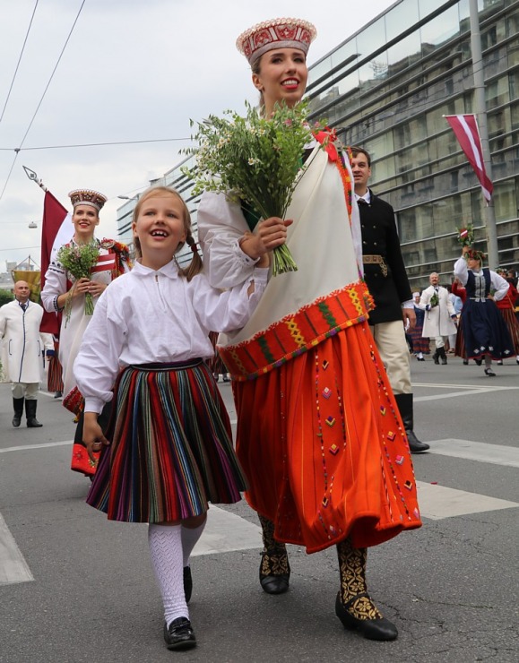 Atpazīsti savējos dziesmu un deju svētku dalībnieku gājienu Rīgā - «Novadu dižošanās» 338925