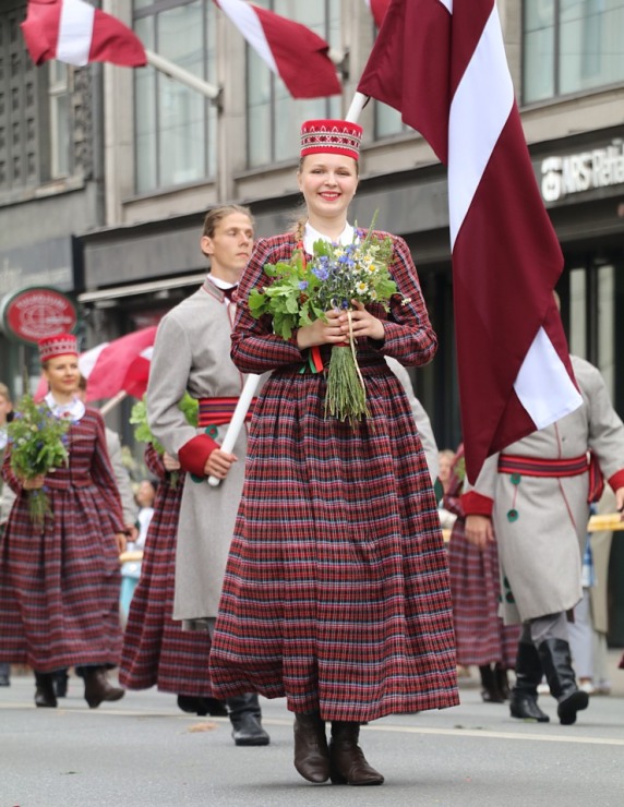 Atpazīsti savējos dziesmu un deju svētku dalībnieku gājienu Rīgā - «Novadu dižošanās» 338926