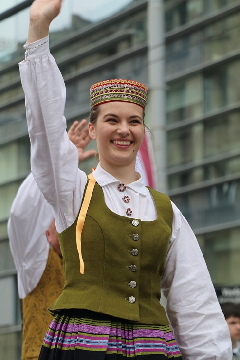 Atpazīsti savējos dziesmu un deju svētku dalībnieku gājienu Rīgā - «Novadu dižošanās» 338895