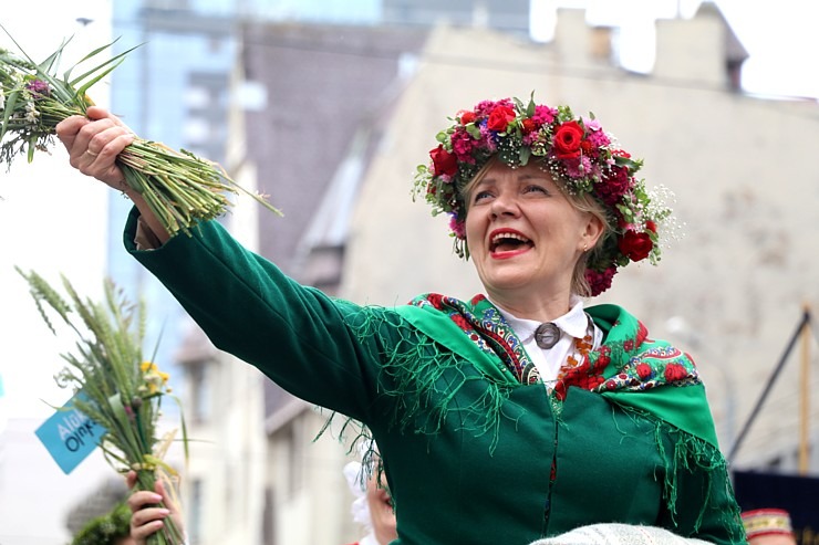 Atpazīsti savējos dziesmu un deju svētku dalībnieku gājienu Rīgā - «Novadu dižošanās» 338931