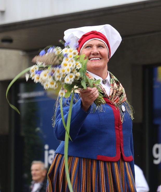 Atpazīsti savējos dziesmu un deju svētku dalībnieku gājienu Rīgā - «Novadu dižošanās» 338933