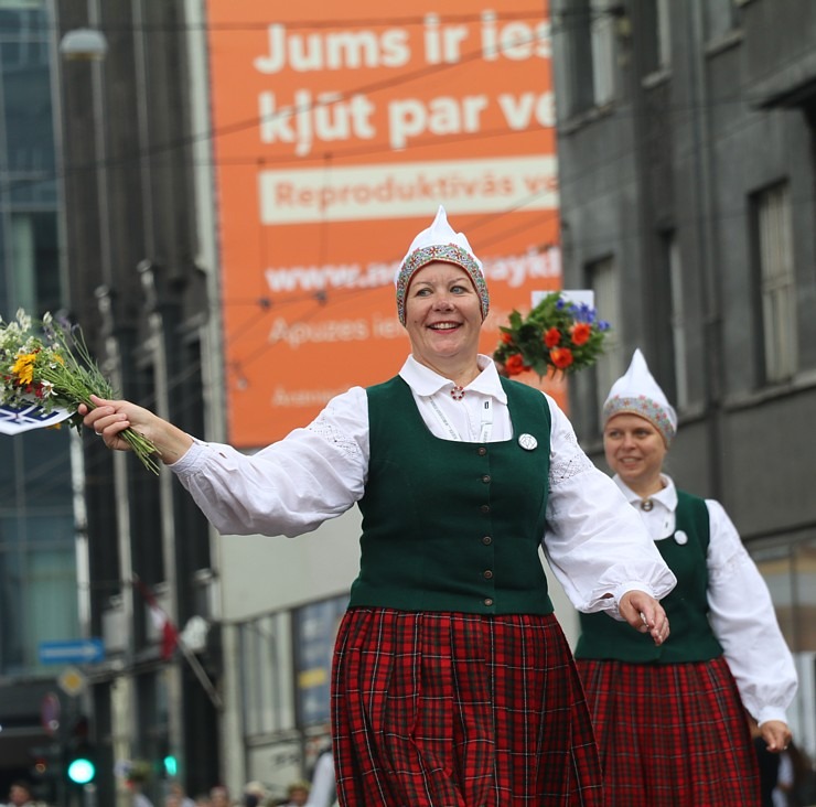 Atpazīsti savējos dziesmu un deju svētku dalībnieku gājienu Rīgā - «Novadu dižošanās» 338938