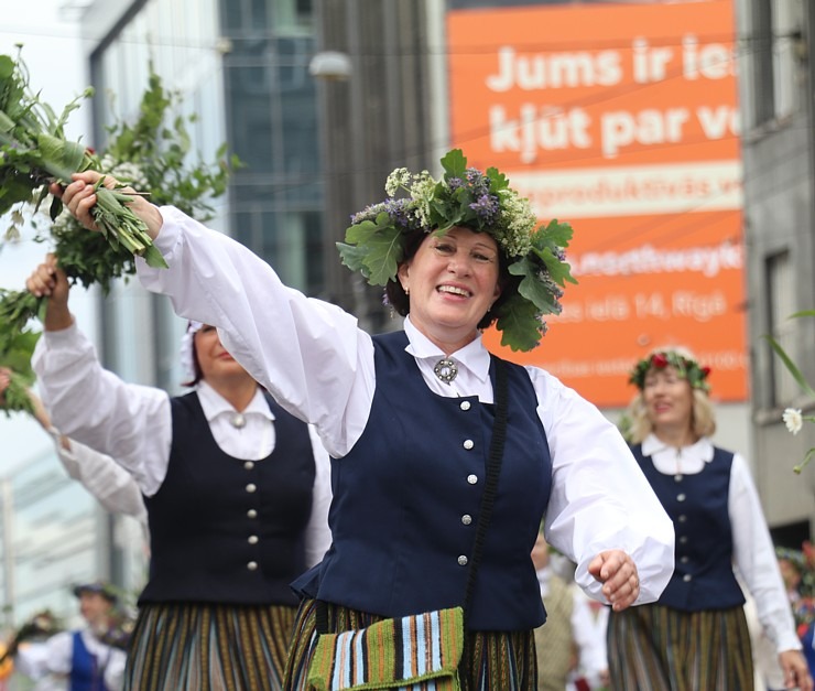 Atpazīsti savējos dziesmu un deju svētku dalībnieku gājienu Rīgā - «Novadu dižošanās» 338939