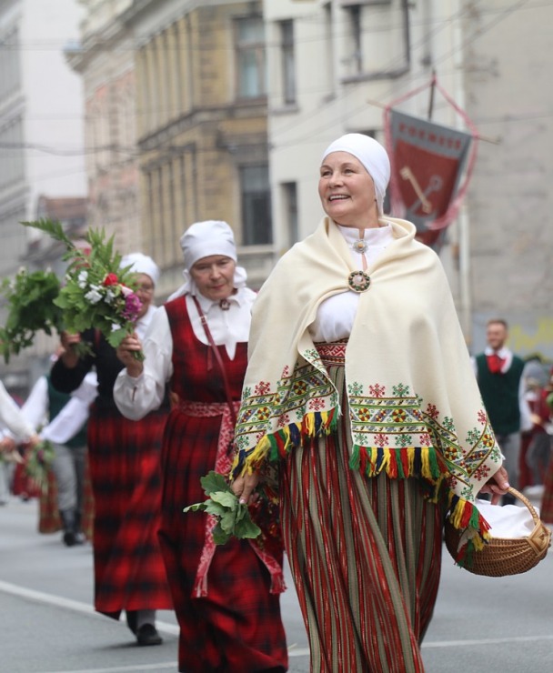 Atpazīsti savējos dziesmu un deju svētku dalībnieku gājienu Rīgā - «Novadu dižošanās» 338940