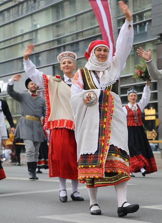 Atpazīsti savējos dziesmu un deju svētku dalībnieku gājienu Rīgā - «Novadu dižošanās» 338896