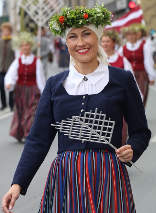Atpazīsti savējos dziesmu un deju svētku dalībnieku gājienu Rīgā - «Novadu dižošanās» 338941