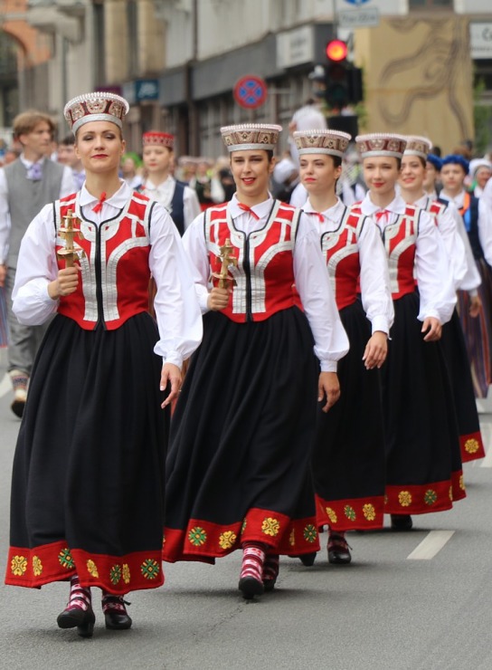 Atpazīsti savējos dziesmu un deju svētku dalībnieku gājienu Rīgā - «Novadu dižošanās» 338942
