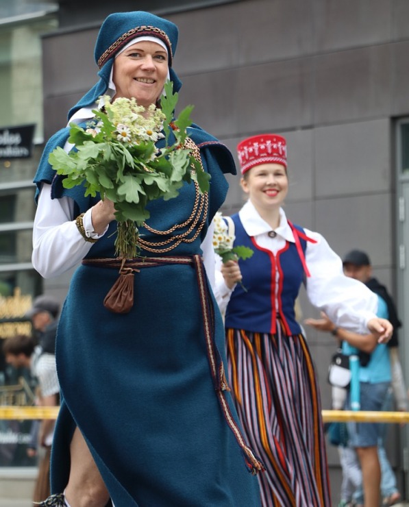 Atpazīsti savējos dziesmu un deju svētku dalībnieku gājienu Rīgā - «Novadu dižošanās» 338946