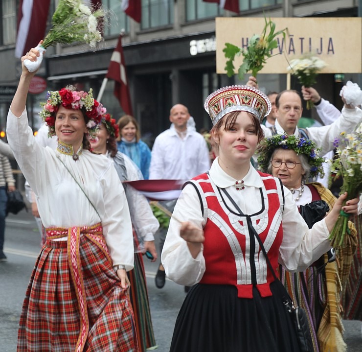 Atpazīsti savējos dziesmu un deju svētku dalībnieku gājienu Rīgā - «Novadu dižošanās» 338948