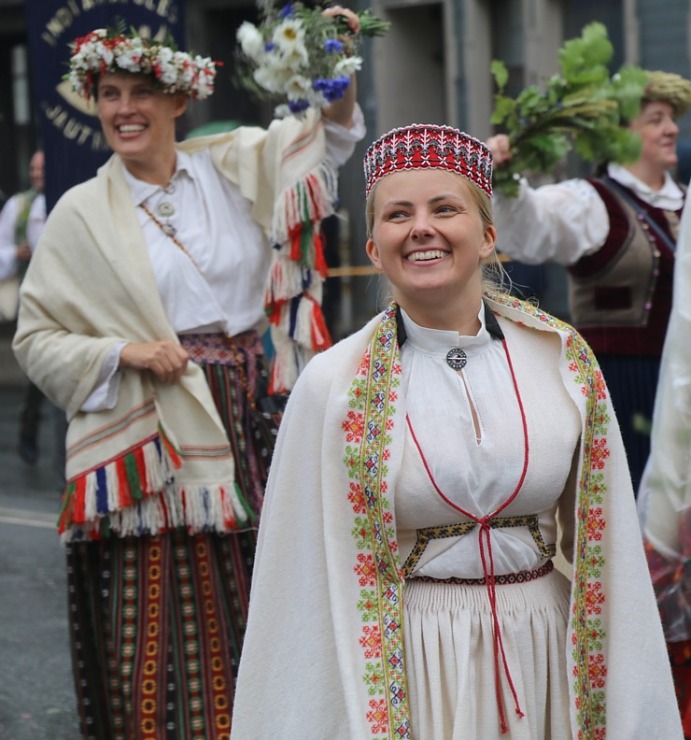 Atpazīsti savējos dziesmu un deju svētku dalībnieku gājienu Rīgā - «Novadu dižošanās» 338949