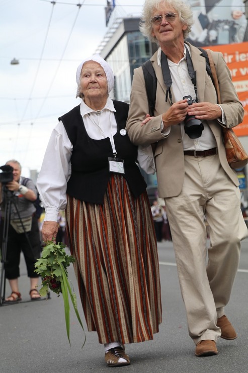 Atpazīsti savējos dziesmu un deju svētku dalībnieku gājienu Rīgā - «Novadu dižošanās» 338950