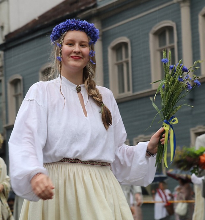 Atpazīsti savējos dziesmu un deju svētku dalībnieku gājienu Rīgā - «Novadu dižošanās» 338953