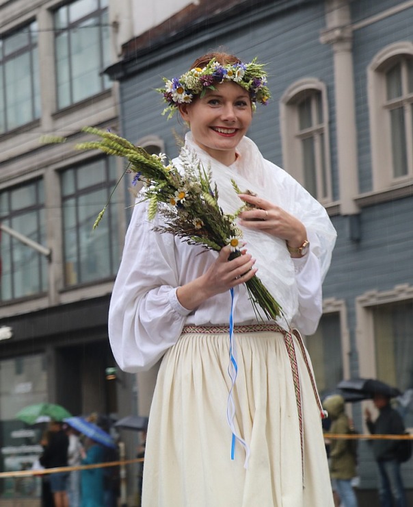 Atpazīsti savējos dziesmu un deju svētku dalībnieku gājienu Rīgā - «Novadu dižošanās» 338954