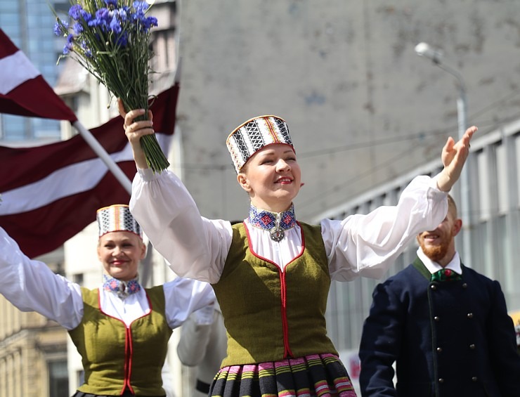 Atpazīsti savējos dziesmu un deju svētku dalībnieku gājienu Rīgā - «Novadu dižošanās» 338955
