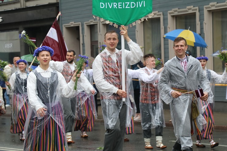 Atpazīsti savējos dziesmu un deju svētku dalībnieku gājienu Rīgā - «Novadu dižošanās» 338956