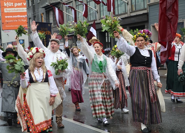 Atpazīsti savējos dziesmu un deju svētku dalībnieku gājienu Rīgā - «Novadu dižošanās» 338957