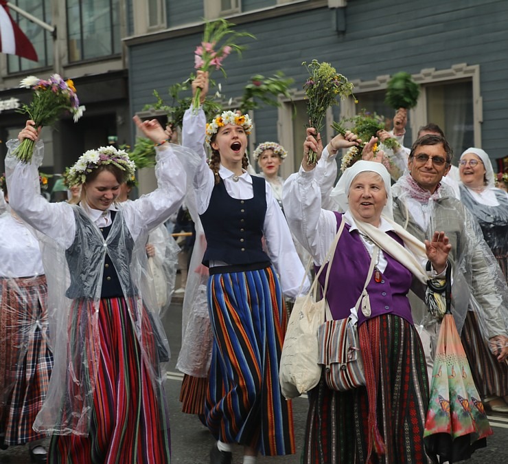 Atpazīsti savējos dziesmu un deju svētku dalībnieku gājienu Rīgā - «Novadu dižošanās» 338958