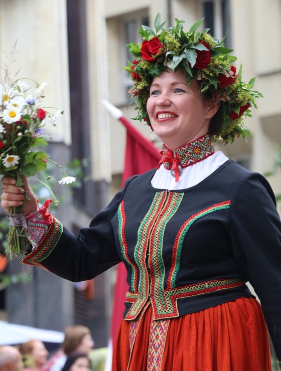 Atpazīsti savējos dziesmu un deju svētku dalībnieku gājienu Rīgā - «Novadu dižošanās» 338898