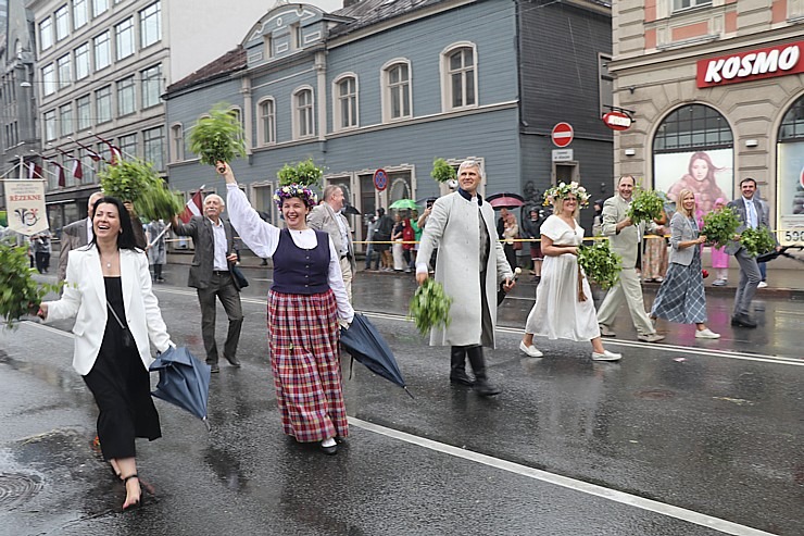 Atpazīsti savējos dziesmu un deju svētku dalībnieku gājienu Rīgā - «Novadu dižošanās» 338970