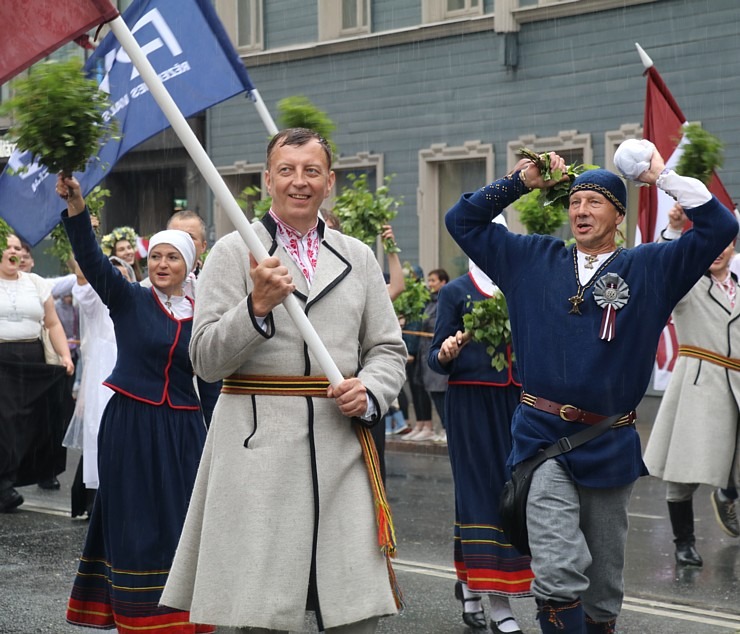 Atpazīsti savējos dziesmu un deju svētku dalībnieku gājienu Rīgā - «Novadu dižošanās» 338971