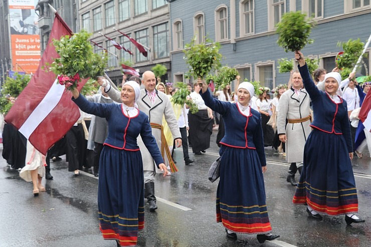 Atpazīsti savējos dziesmu un deju svētku dalībnieku gājienu Rīgā - «Novadu dižošanās» 338972