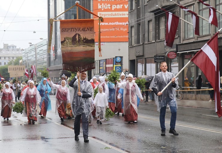 Atpazīsti savējos dziesmu un deju svētku dalībnieku gājienu Rīgā - «Novadu dižošanās» 338974