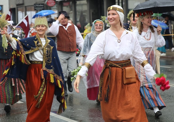 Atpazīsti savējos dziesmu un deju svētku dalībnieku gājienu Rīgā - «Novadu dižošanās» 338975